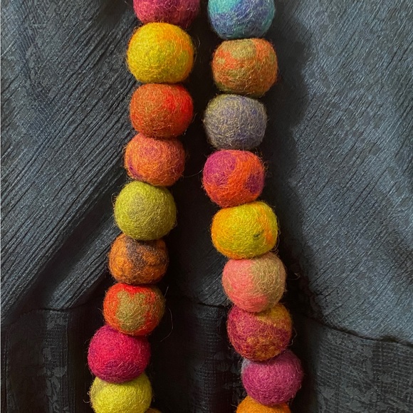 Beaded felt colorful necklace - Picture 6 of 9
